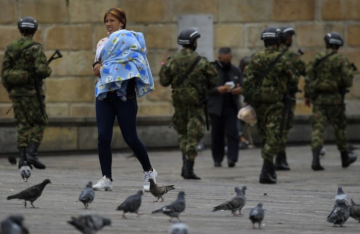 Una patrulla de militares cruza la plaza Bolívar de Bogotá el 1 de marzo de 2022.