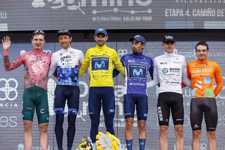 Igor Arrieta, con el maillot del mejor joven en un podio de O Gran Camiño con Valverde de amarillo.
