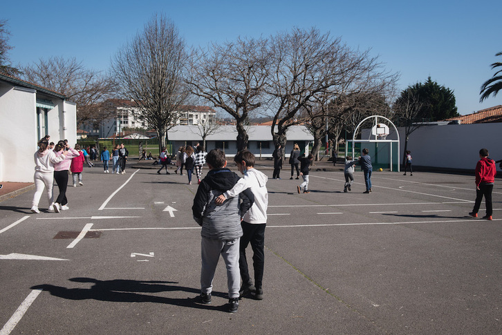 Otsailaren 28az geroztik maskara ez da derrigorrezkoa ikastetxetako patioetan.