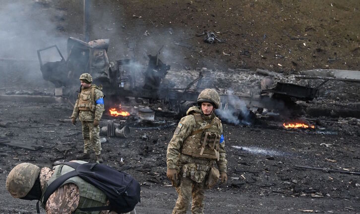 Ukrainako Armadako zenbait kide, soldadu errusiarrekin talka egin ondoren, Kiev inguruko irudi batean. 