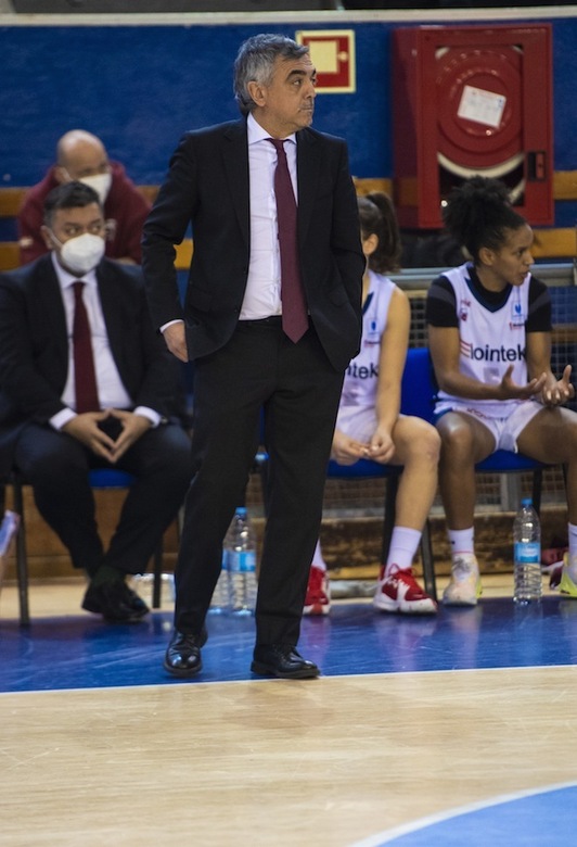 Mario Lopez, kezkatuta bere taldea behar baino «lotuago» ari delako.