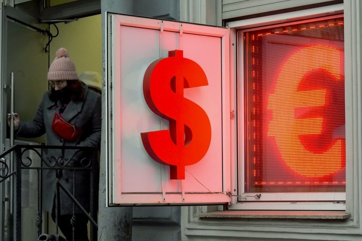 Una mujer sale de una oficina de cambio de moneda en la ciudad rusa de San Petersburgo el pasado 2 de marzo.