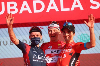 Pogacar y Pello Bilbao, junto a Adam Yates en el podio de UAE Tour, vuelven a competir en la Strade Bianche.