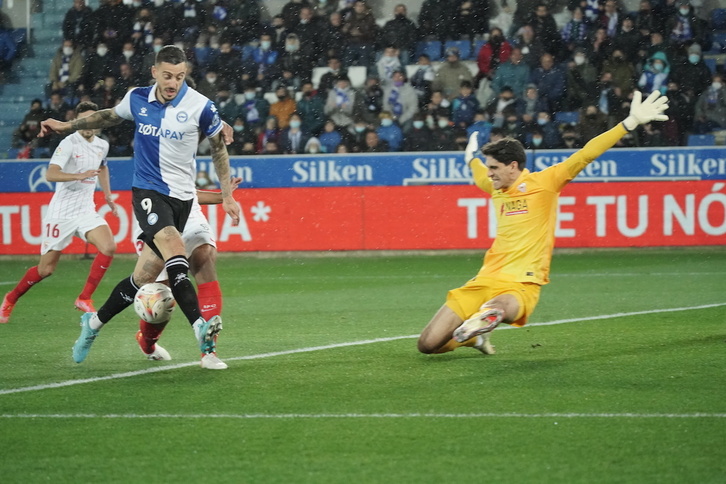 Joselu ha tenido una de las mejores ocasiones ante el Sevilla, pero no ha marcado ante Bono.