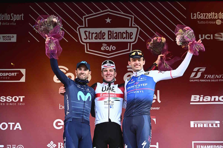Valverde, Pogacar y Asgreen, felices en el podio de la Strade Bianche.
