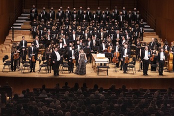 La Orquesta Sinfónica de Bilbo y la Sociedad Coral bilbaina, tras interpretar ‘Las estaciones’ de Haydn.