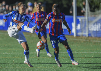 Lehen itzuliko derbia gorabeheratsua izan zen baina hiru puntuak Donostira joan ziren. Irudian, Tejada eta Kundananji.