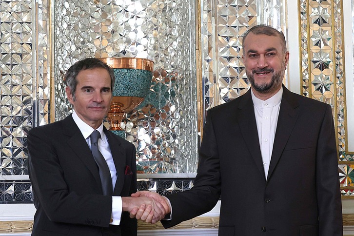 El Ministro de Relaciones Exteriores iraní Hossein Amir-Abdollahian recibe al Jefe de OIEA Rafael Grossi en Teherán.