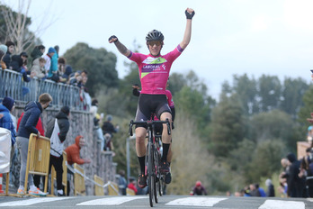 Enekoitz Azparren celebra su victoria en Ereño en la segunda prueba del Euskaldun.
