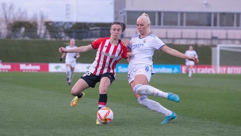 Svava intenta evitar el remate de Azkona.