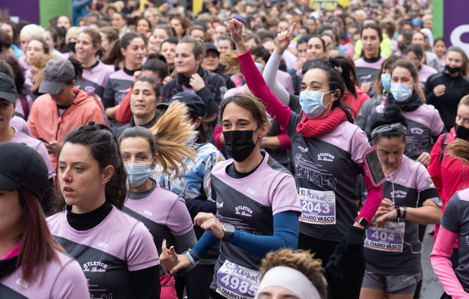 Korrikalari batzuk maskara jantzita eraman dute lasterketaren hasieran.