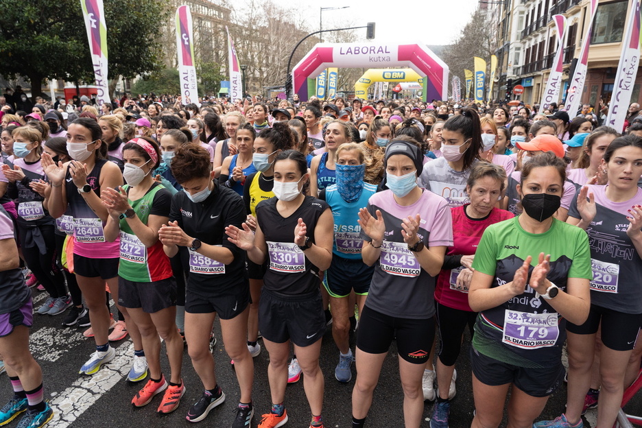 Milaka emakume Lilatoia hasteko prest.