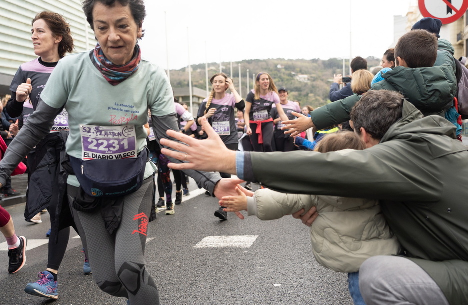 Jendetza hurbildu da Donostiara korrikalariak animatzera.