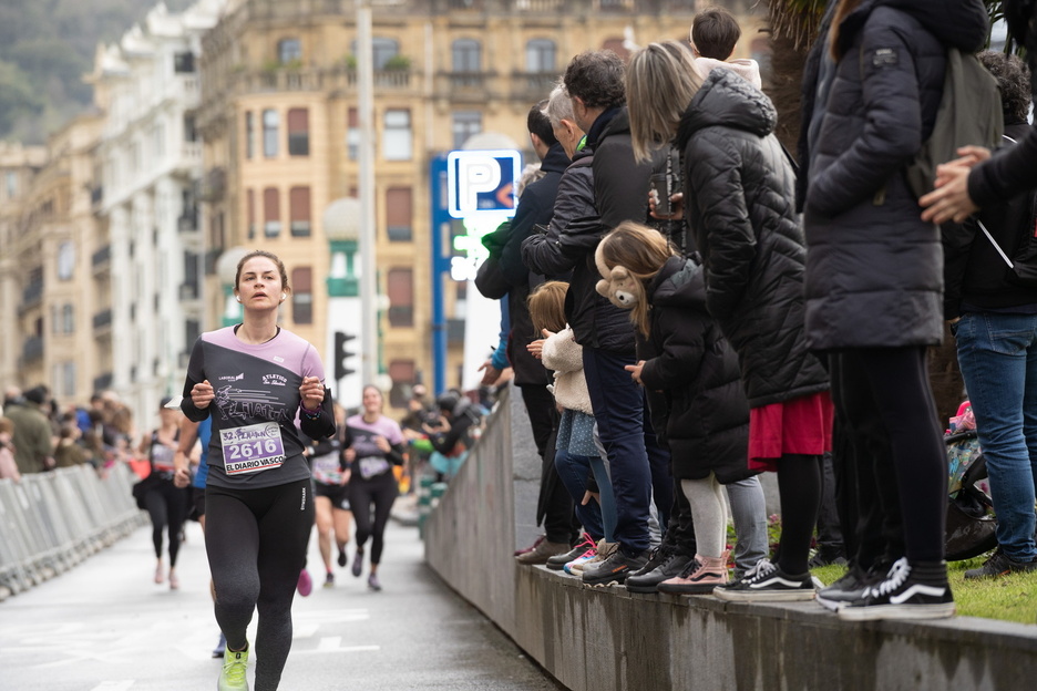 Ikusleak korrikalariak animatzera hurbildu dira.