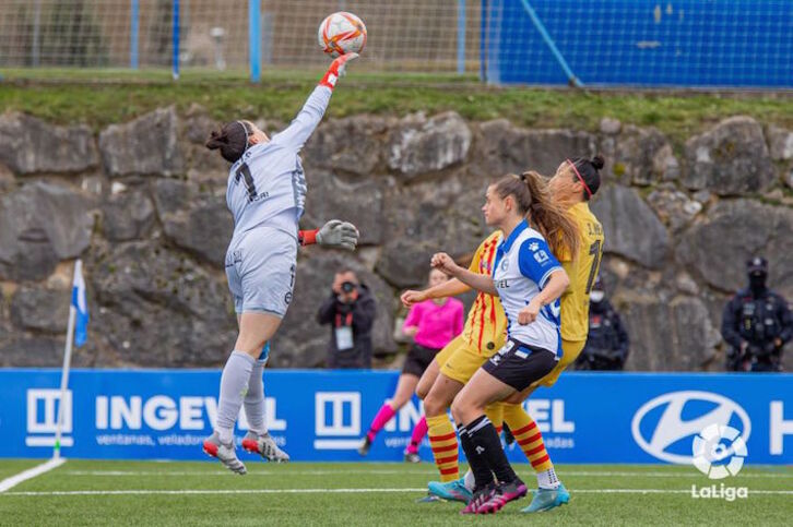 Cris Cornejo, que ha evitado un marcador más abultado, despeja el balón.