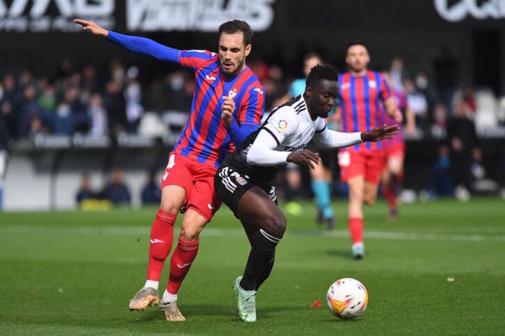 Mo Dauda, autor del segundo gol blanquinegro, intenta protegerel balón ante Correa.