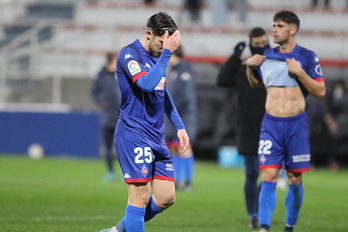 Larra se retira abatido a la conclusión del partido.