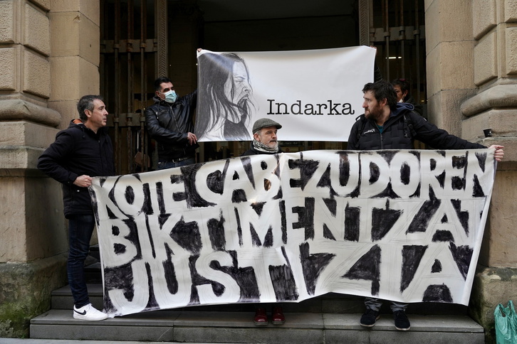 Concentración de apoyo a las víctimas de Cabezudo al inicio del juicio.