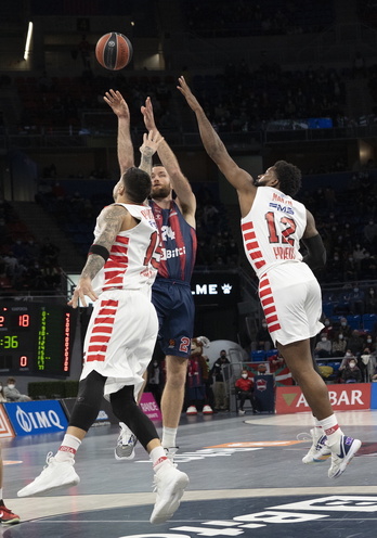Matt Costello deberá fajarse en la pintura para que Baskonia tenga opciones.