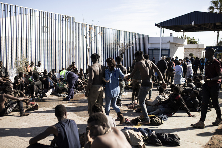 Varios migrantes resultaron heridos tras intentar saltar la valla que separa Melilla y Marruecos.