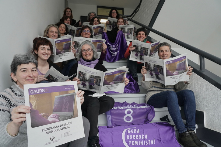 E-makumeak taldeko kideak Informatikako fakultatean.