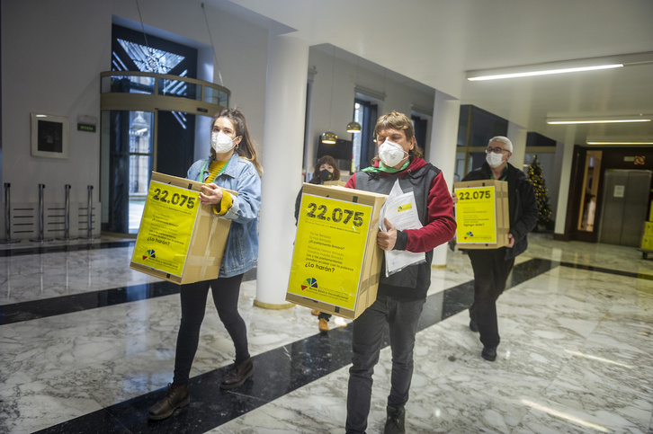 Las más de 22.000 firmas recogidas fueron registradas en el Parlamento de Gasteiz el pasado mes de enero. 