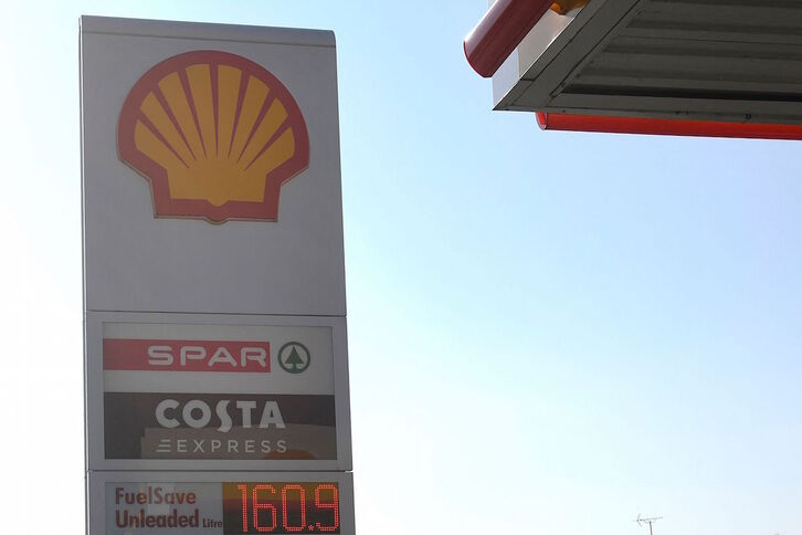 Shell konpainiaren gasolindegi bateko prezioen panela.