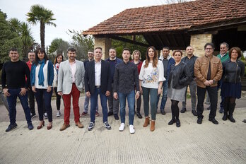 Daniel Cuesta, en el centro de la imagen, junto a afiliados y concejales de UPN de Berriozar que han dejado el partido.