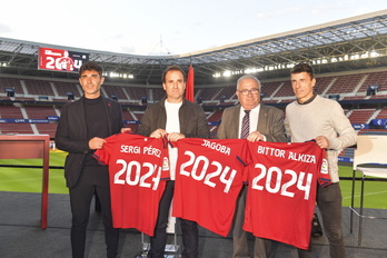 Jagoba Arrasate, Bittor Alkiza y Sergi Pérez posan con el presidente rojillo, Luis Sabalza.