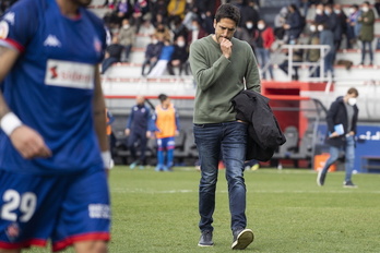 Iñigo se retira cabizbajo tras el empate de su equipo con el Oviedo en Lezama.