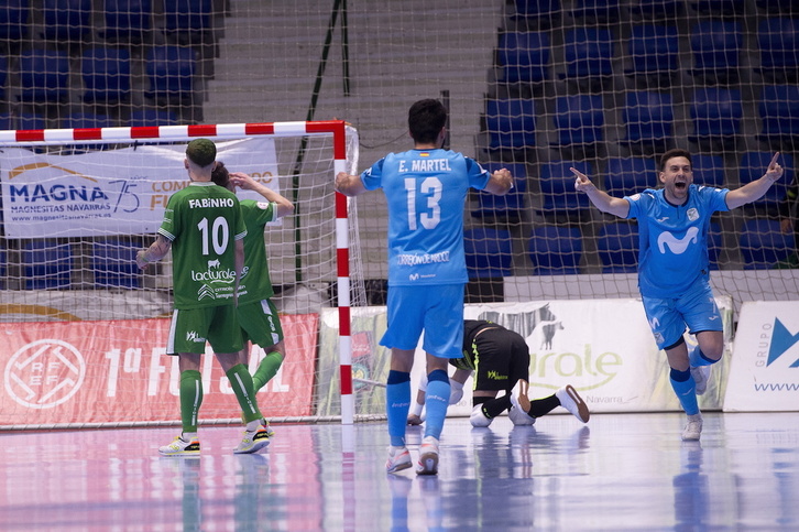 Pacheco celebra el único gol del partido ante la desesperación de los jugadores de Xota.