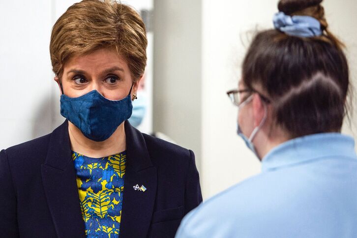 Nicola Sturgeon, con mascarilla y los colores ucranianos.