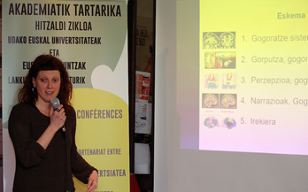 Loretxu Bergouignan (Biarritz,1981), UEU eta EI elkarteen eskutik eskainitako hitzaldian.