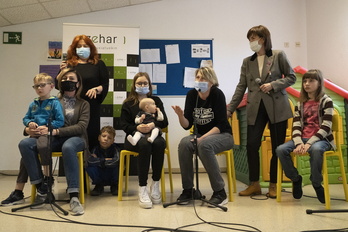 Oñatiko Larraña etxean aterpe hartu duten errefuxiatu ukrainarrak.