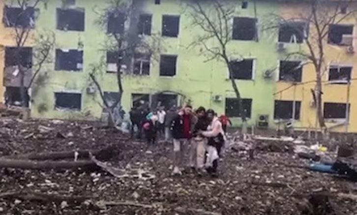 Imagen de supervivientes del ataque saliendo del hospital atacado en Mariuopol.