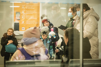 Des réfugiés ukrainiens, la plupart à destination du sud, ont transité par le Pays Basque mardi 8 mars. © Guillaume FAUVEAU