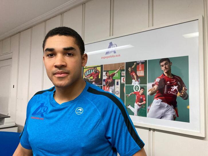 Aaron Arbizuk gaur sinatu du kontratu berria Aspeko egoitzan.