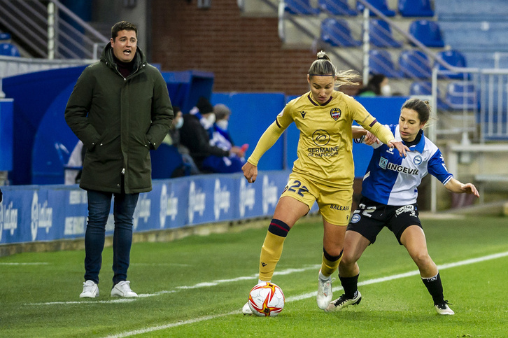 La jugadora albiazul Cristina Auñon presiona a Crivelari en el duelo de la primera vuelta disputado en Mendizorrotza. 