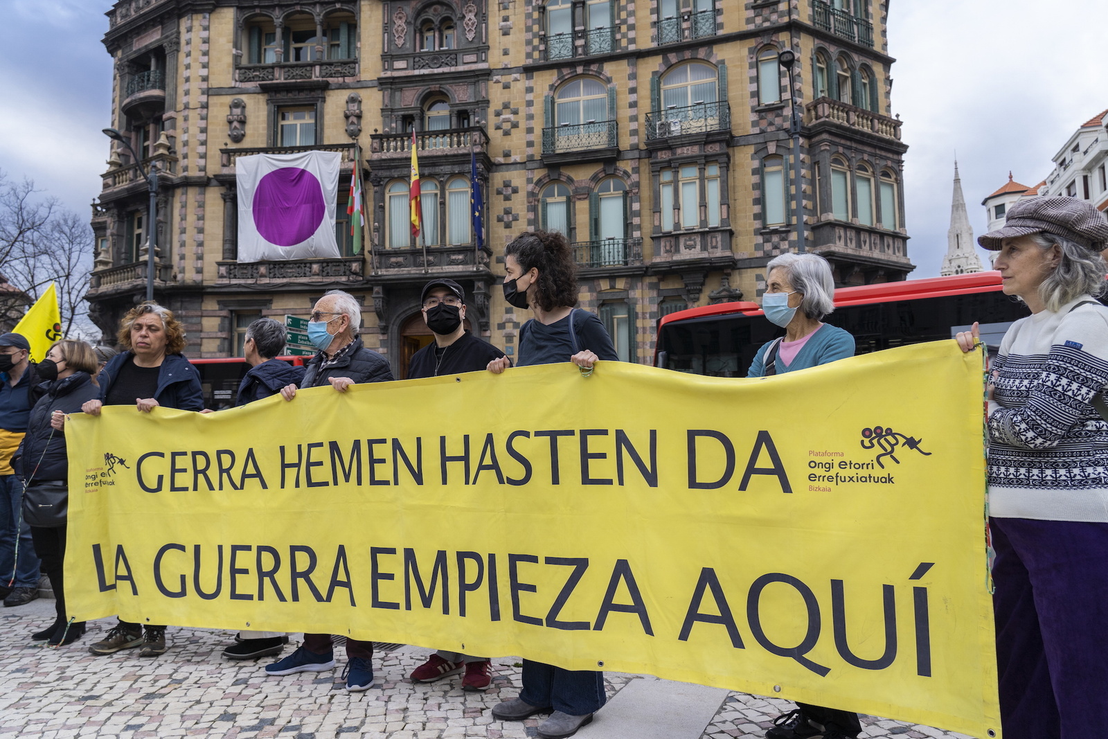 Monika del Valle | FOKU Gobernuko Ordezkaritzaren aurrean elkartuta.