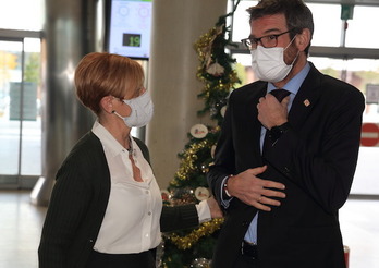 La consejera Tapia, y el alcalde de Gasteiz y presidente de Eudel, Urtaran, en un acto conjunto.