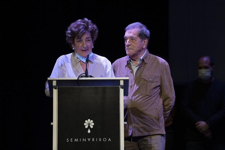 Jose Luis Elkoro begira duela, Mari Karmen Ayastuy eskerrak ematen, gaurko ekitaldian. 