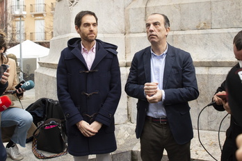Sergio Sayas y Carlos García Adanero han presentado su plataforma en el Monumento a los Fueros.