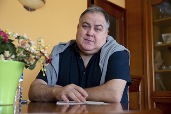 José Luis Pérez relee la carta que le dejó su hermano Javier antes quitarse la vida.