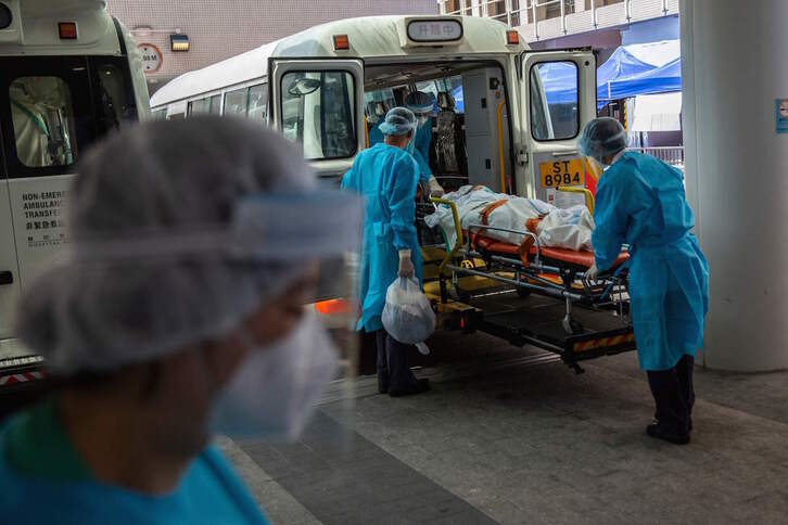 Hong Kongeko Elizabeth ospitaletik paziente bat lekualdatzen ari dira, ospitale hori covid-19a duten pazienteentzako soilik erabiliko dutela iragarri ostean.
