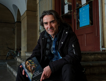 Andoni Urzelaien bostgarren eleberria da ‘Ametsen trafikatzailea’.