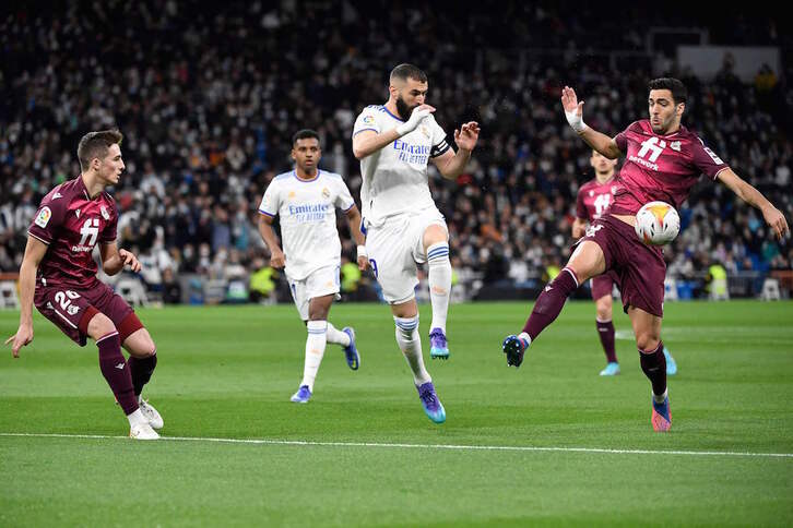 Mikel Merino, junto a Pacheco y Benzema, en el último partido del Bernabéu.
