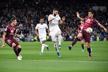 Mikel Merino, junto a Pacheco y Benzema, en el último partido del Bernabéu.