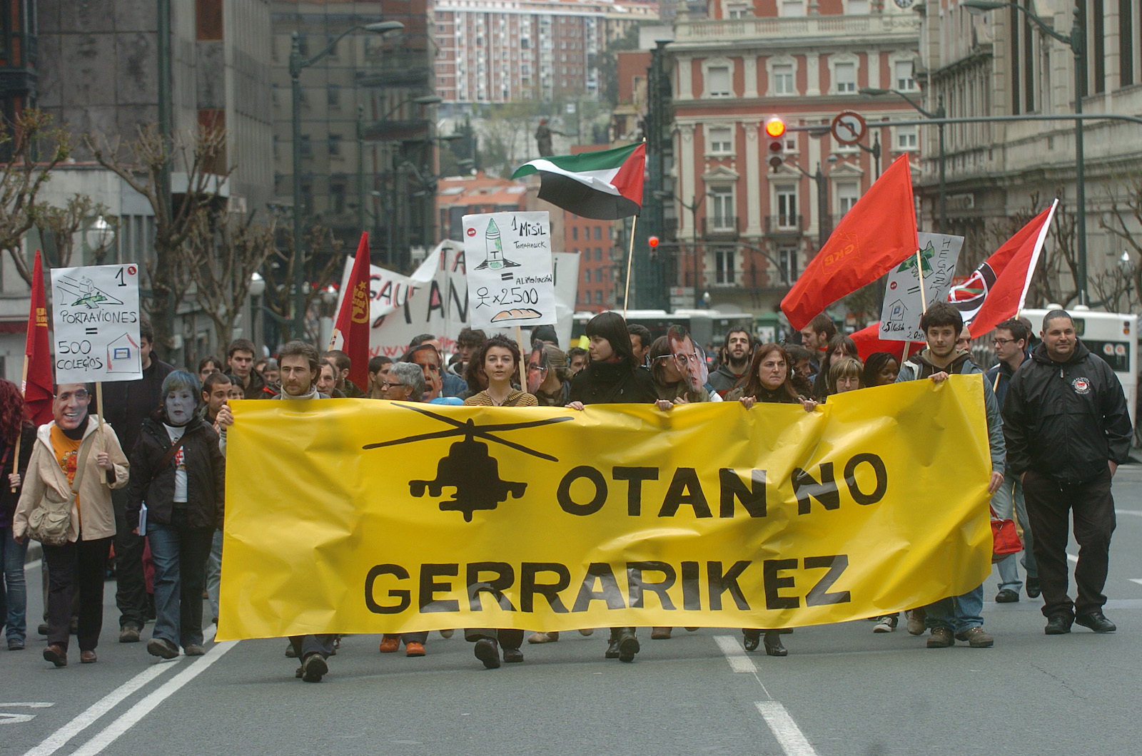 Imagen de archivo de una manifestación celebrada contra la OTAN en Bilbo. (Luis JAUREGIALTZO/FOKU)