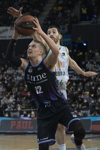 Hakanson llegó descalabrado al duelo ante la Penya y se acabó de lesionar.