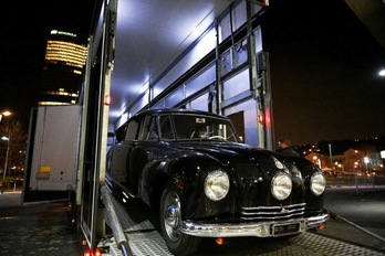 Uno de los cinco vehículos, que han llegado en un transporte especial.